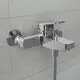 Chromene Badearmatur von Ideal Standard, wandmontiert, mit einem Wasserhahn und flexibler Schlauchleitung, in einem modernen Badezimmer-Design.